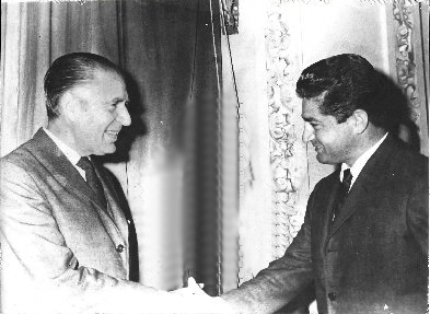 Azi Wolfenson con Presidente Fernando Belaunde Terry, Lima, Peru, 1964